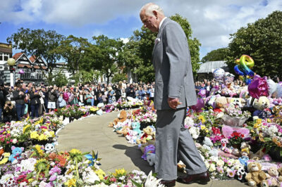 King Meets Survivors of Stabbing Rampage: In Pictures